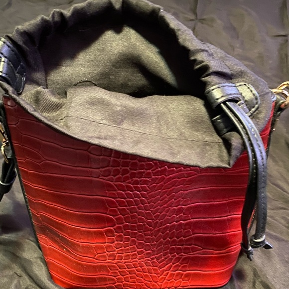 Red bucket purse - Picture 2 of 2